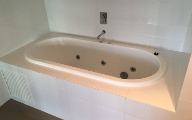 City Escape 3BD in Adelaides East End 7