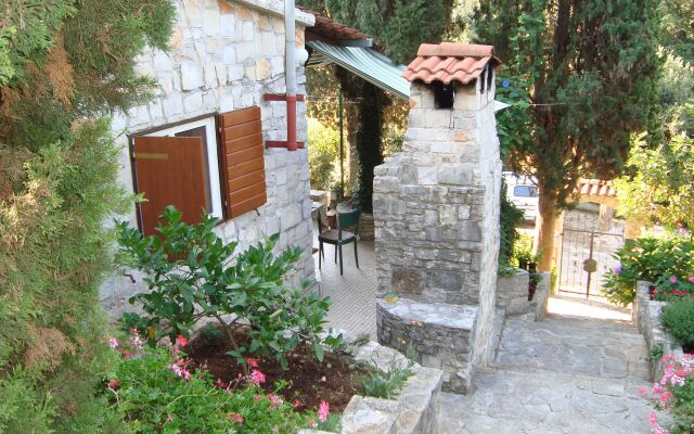 Holiday house Sunce - relaxing & quiet: Maslinica, Island Solta