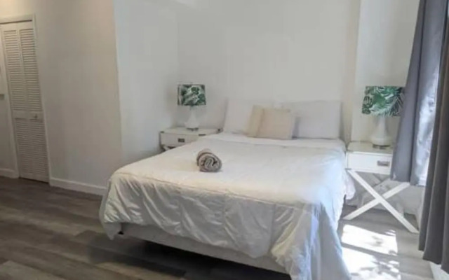 Pool Parking 2 Bedroom Retreat Sleeps 5