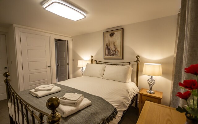 Luxury 2 bed Lower Ground Floor Apartment