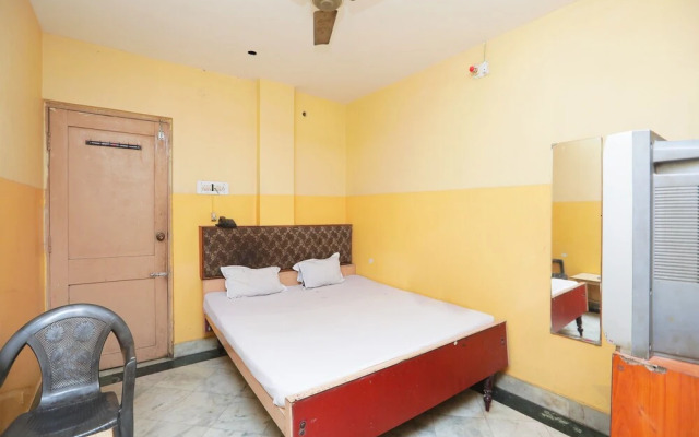 SPOT ON 45472 Hotel Savitri