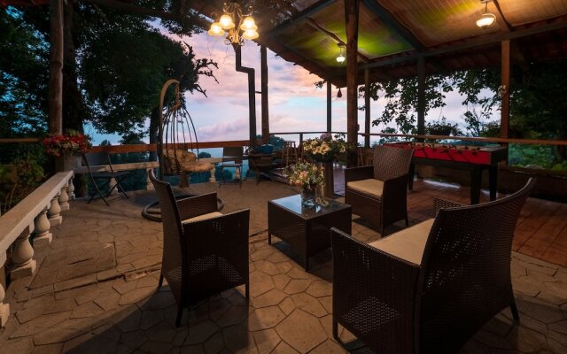 Altura Hotel