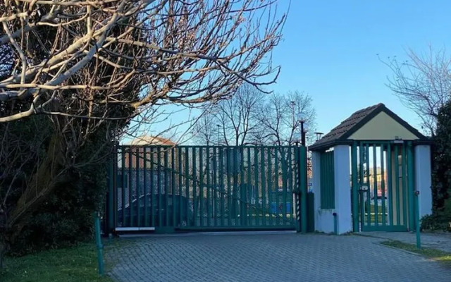 Design Villa With Parking, Navigli Area, Milan