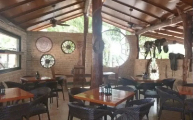 Lazy Lizard Tavern and Caravan Park Cabins