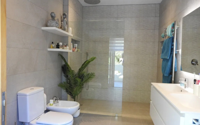 Beautiful 2-bed Villa in Quinta do Lago With Pool