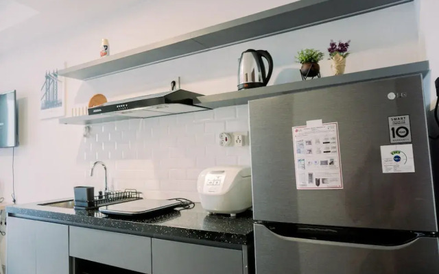 Homey And Warm Studio At West Vista Apartment