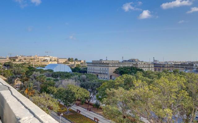 Stylish Apartment Steps From the Capital