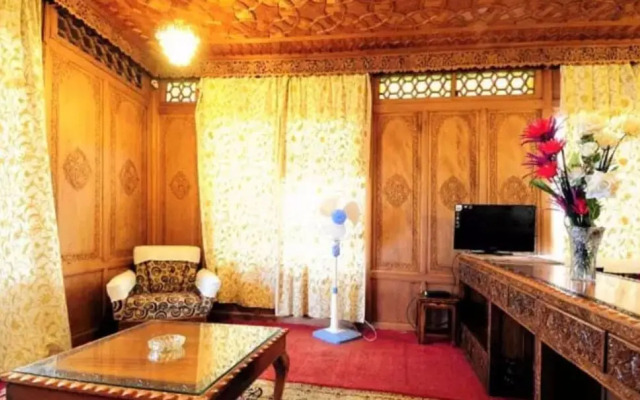 Yadgaar Houseboats