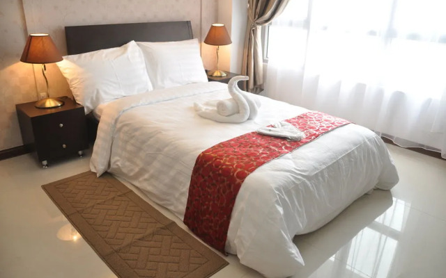 OYO 215 Sunshine City Suites