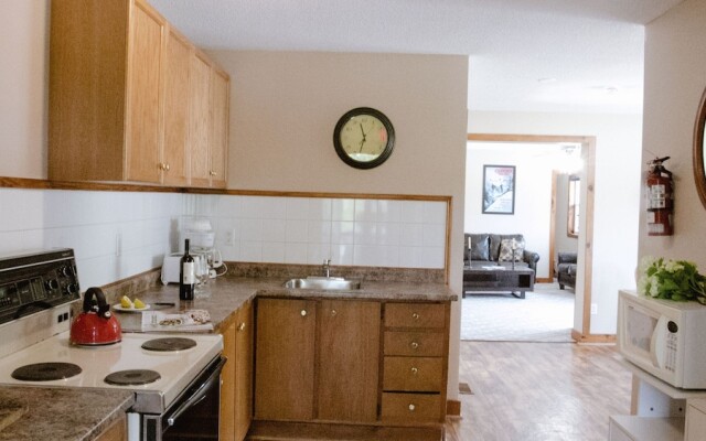 4 Bedroom Apartment near Blue Mountain Village, Private Beach Access, BBQ, Petfriendly