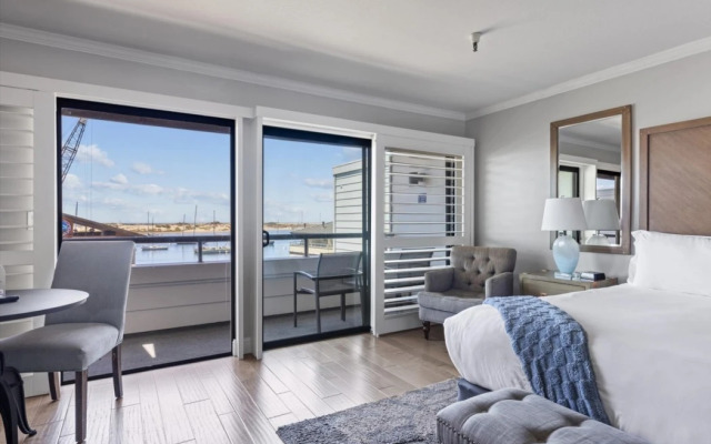 456 Embarcadero Inn & Suites