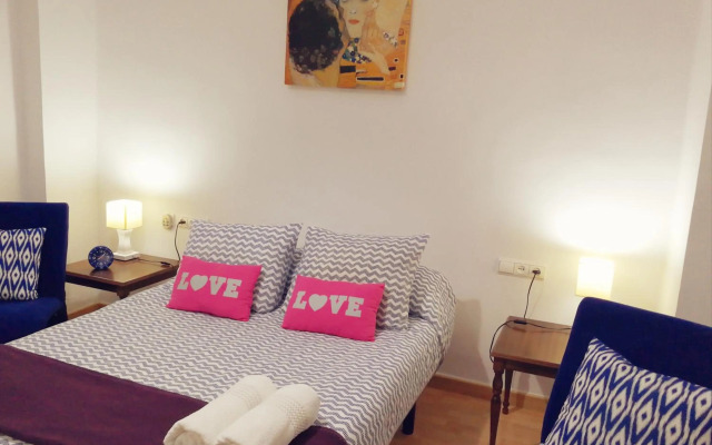 Central Apartment in Valencia with WIFI + Parking.