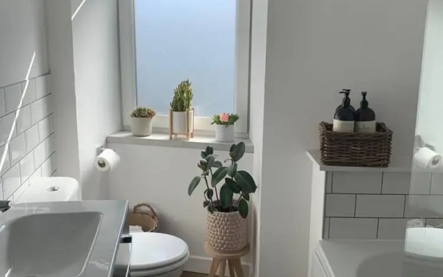 Beautiful 2-bed Study or Visit Flat