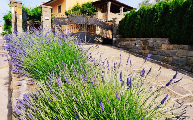 Apartment Wine & Olive oil Mofardin