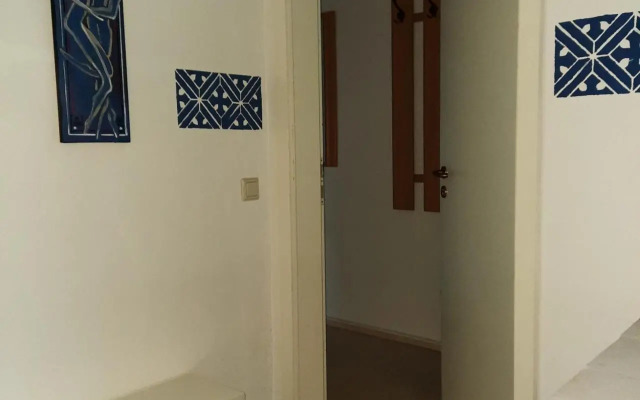Kunstoase am blauen Haus