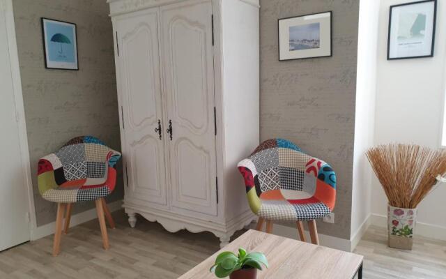 Les Gravelots (Adults Only)