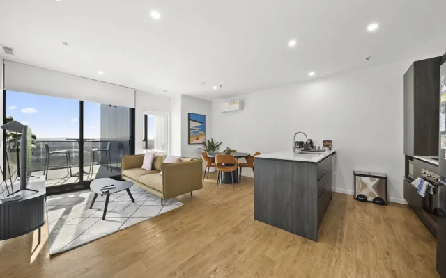 Refined 2-bed With Luxurious Building Amenities