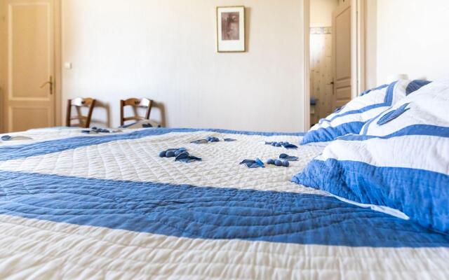 Attractive castle in Cezac with private pool