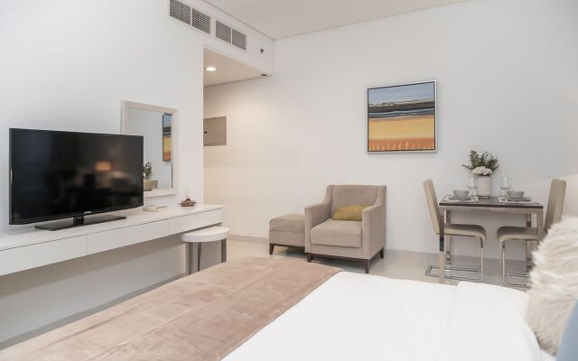 Elegant Studio w/work space and views DAMAC