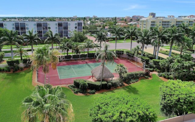 Beachfront Condo With 180-degree Views and Pool
