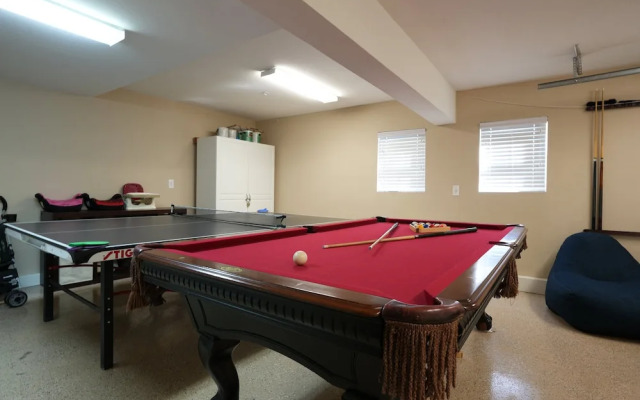 Sweet 4 bedroom, 3 bath plus Loft Bedroom, Pool Home