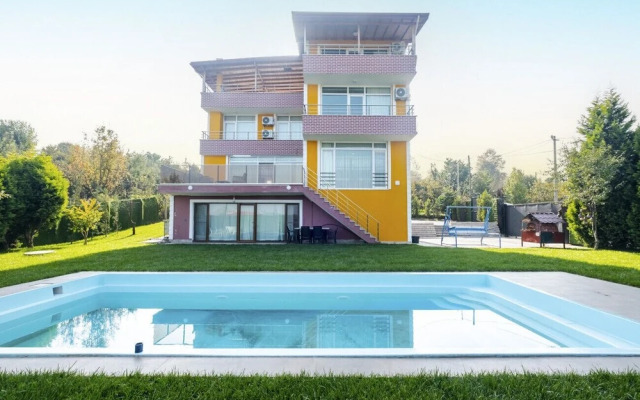 Villa With Private Pool and Garden in Kartepe