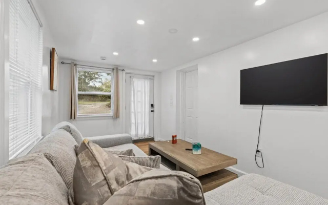 Cozy 1-bedroom Garden Apartment