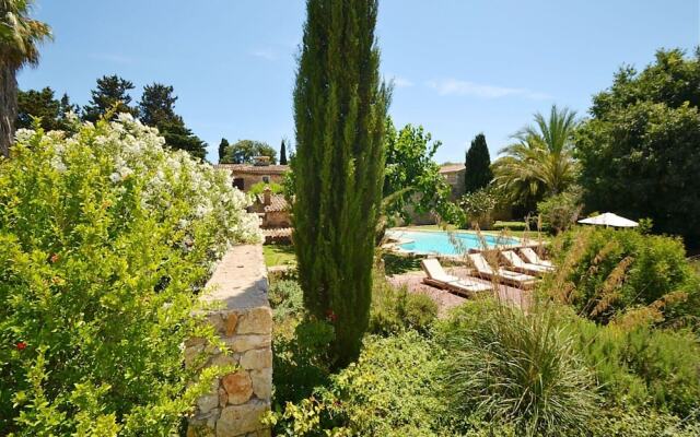 Villa in Buger With Pool and Scenic Views