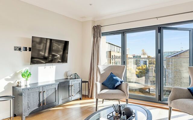 Penthouse Apartment In Brentford