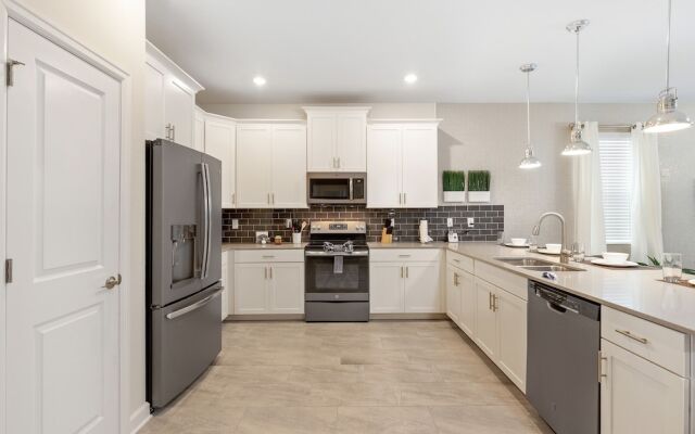 1509 MC - Exquisite 8BR Villa With Pool & Games