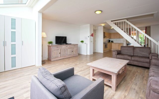 Tidy apartment with dishwasher, close to Amsterdam