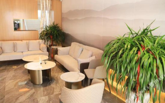 Zhongzhou Business Hotel