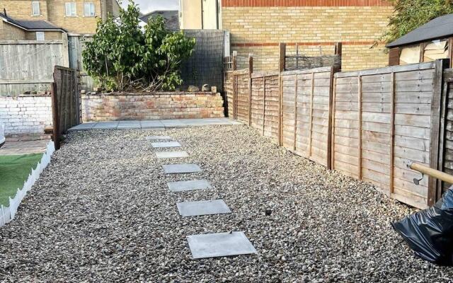 Essex 2-bed House nr Stanstead With Arcade Machine