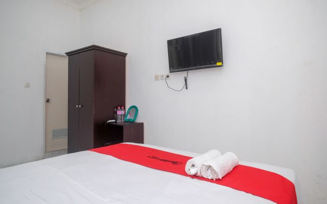 RedDoorz near De La Salle Manado