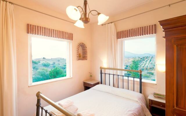 Peaceful Villa on Kamilari with Pool And Sun Lounger