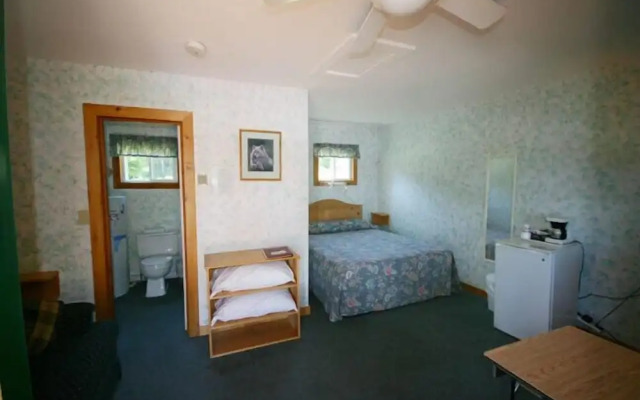 Spectacle Lake Lodge