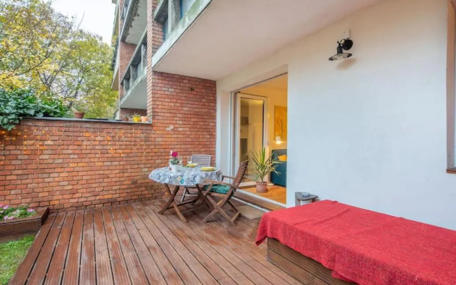Cozy Apartment with Garden in the Castle District