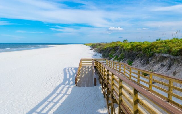 Beach-Themed #F32 - 2 Br Condo