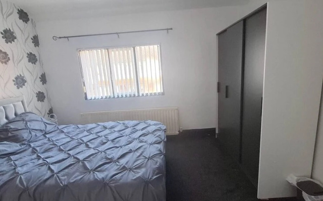 Spacious 3 Bed 2 Baths Free Wifi Central Location