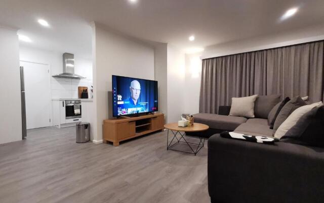 Hello Seaview! 4 BRs House in Central Location!