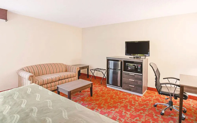 Norwood Inn & Suites Milwaukee