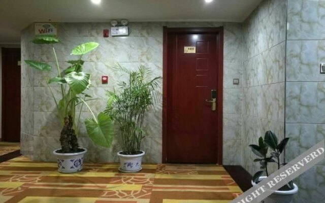 Super 8 Hotel (Luonan New Bus Station)