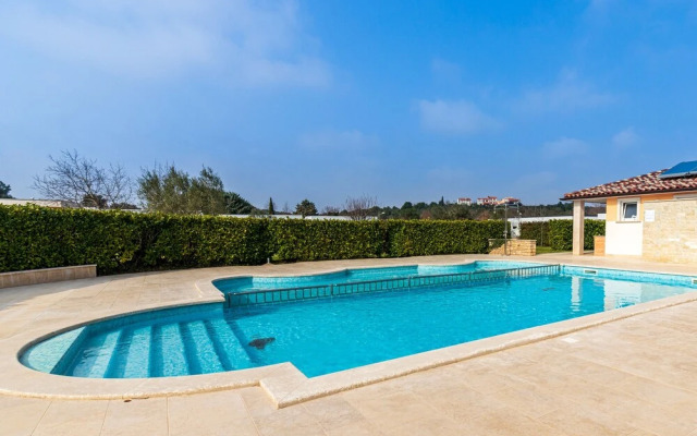 Pool Apartment Suzi 4