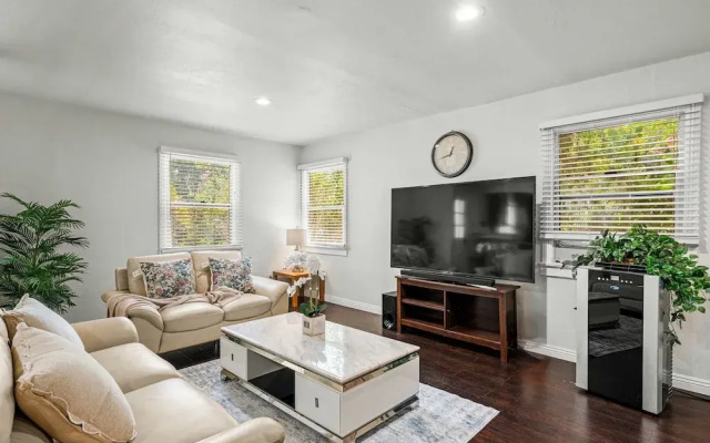 Spacious Retreat w Large Kitchen Outdoor Patio