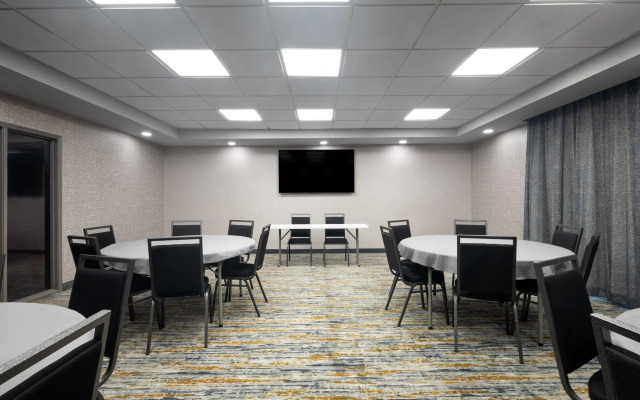 La Quinta Inn & Suites by Wyndham Raleigh Cary
