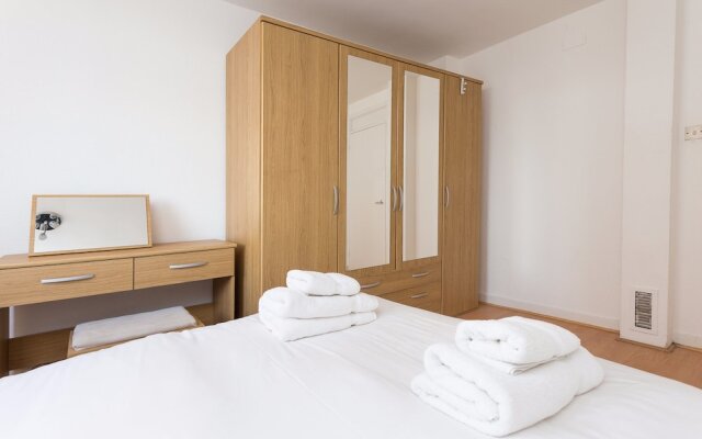 4 Bedroom Apartment in Shepherd's Bush Accommodates 10