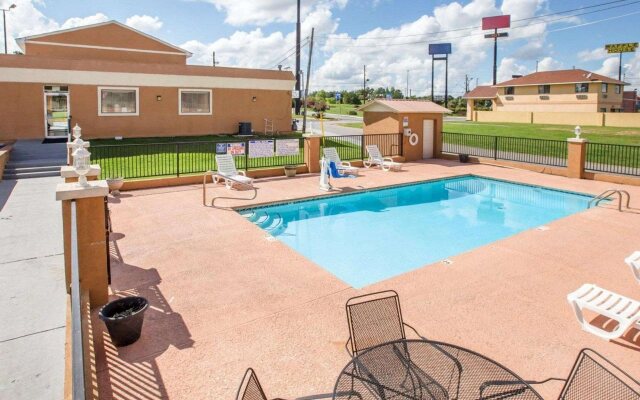 Econo Lodge Inn & Suites Macon West