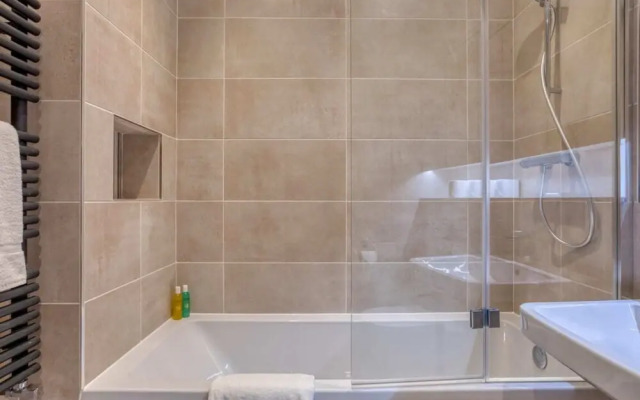 Lovely 2bed 2bath W/balcony in London Bridge, London