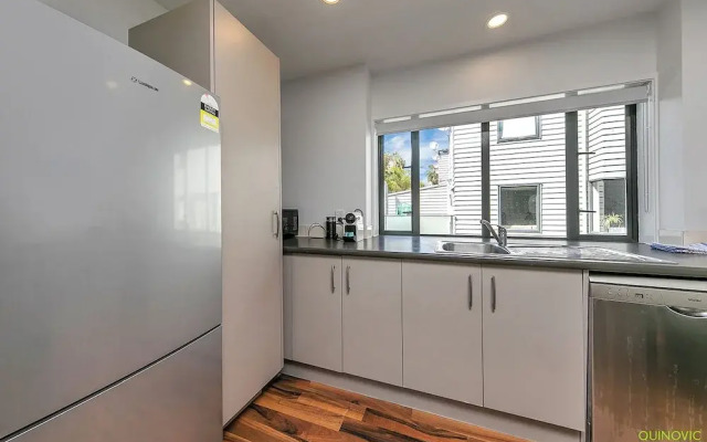 Parnell Gem w/ Balcony & Parking Near Arena