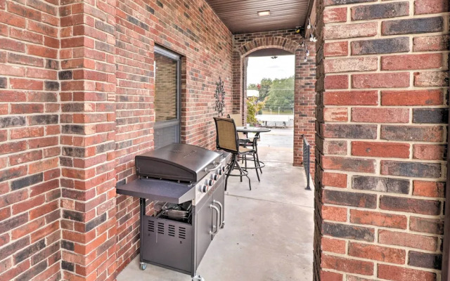 Roomy Multi-family Retreat in Dtwn Mountain Home!